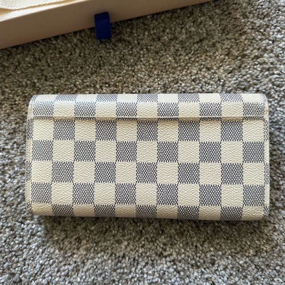 Louis Vuitton Sarah Wallet - Picture 3 of 16